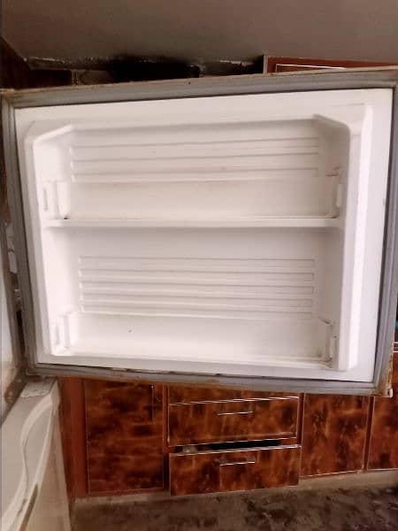 Good Condition Fridge For Sale In Reasonable Price 3