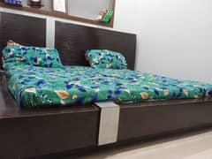 Low profile solid bed