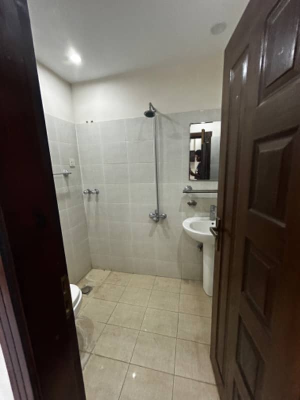 3 Bedroom flat for rent in phase 7 3