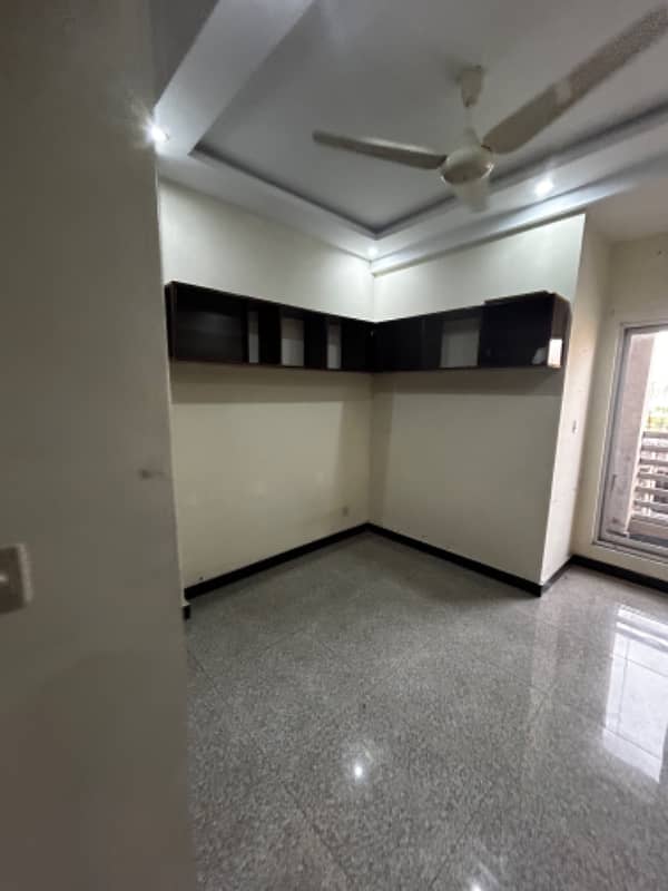 3 Bedroom flat for rent in phase 7 10