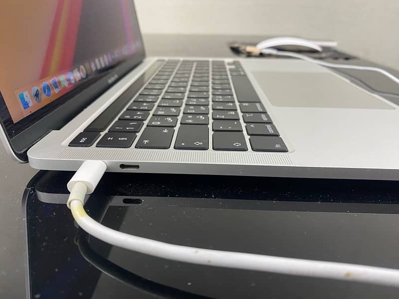 Macbook Pro 2020 tuch Bar wala 13.3 inch 8