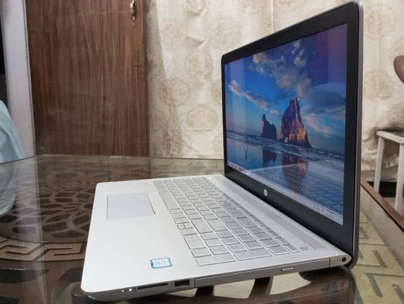 HP Pavilion15 i5 8th Gen: Touch Display 15.6" : Backlight : 10/10 6