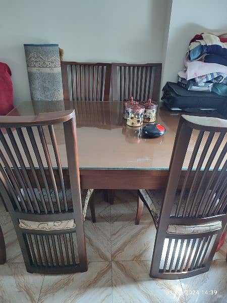 dinning table selling 6 seater 0