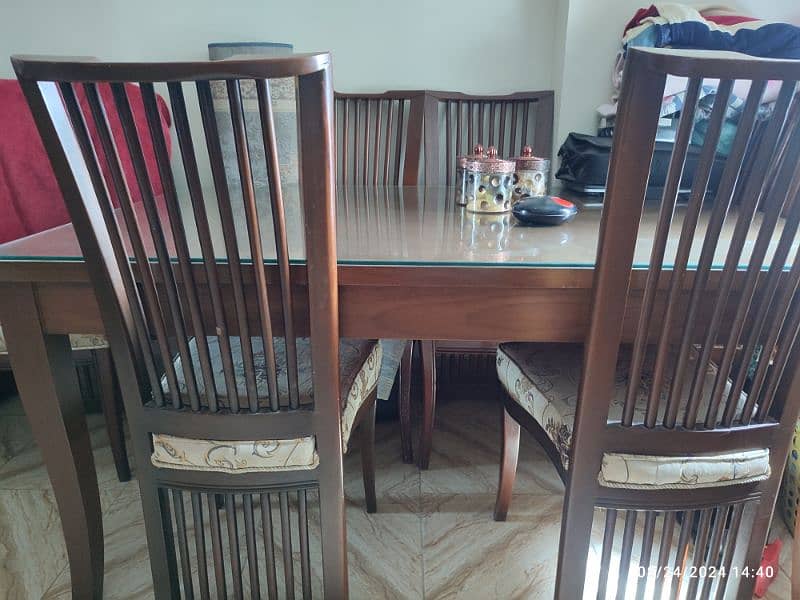 dinning table selling 6 seater 1