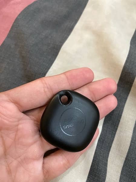 Apple Airtag and samsung smart tag slightly used available 3