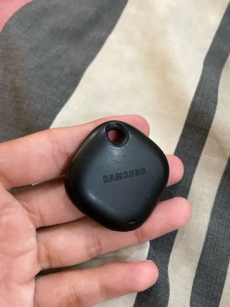 Apple Airtag and samsung smart tag slightly used available 4