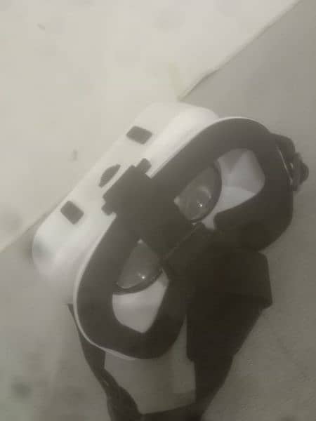 used vr head set deliver available in working condition 3