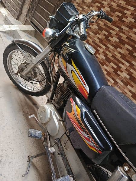 Honda CG 125cc 2017 model genuine bike for urgent sale 3