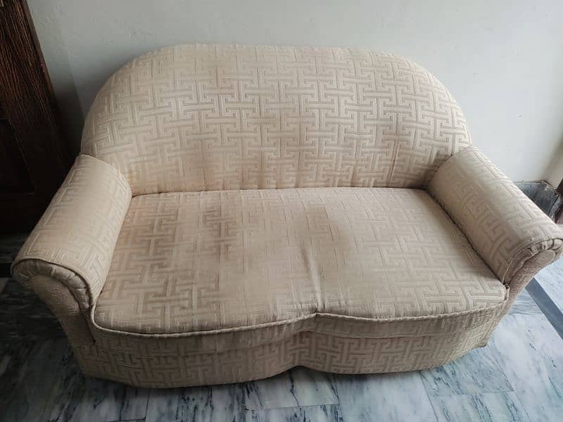 Comfortable Sofa Set for Sale - Stylish and Spacious Seating Solution" 1