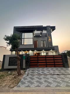 8Marla Facing Park Brand New House Available For Rent 0