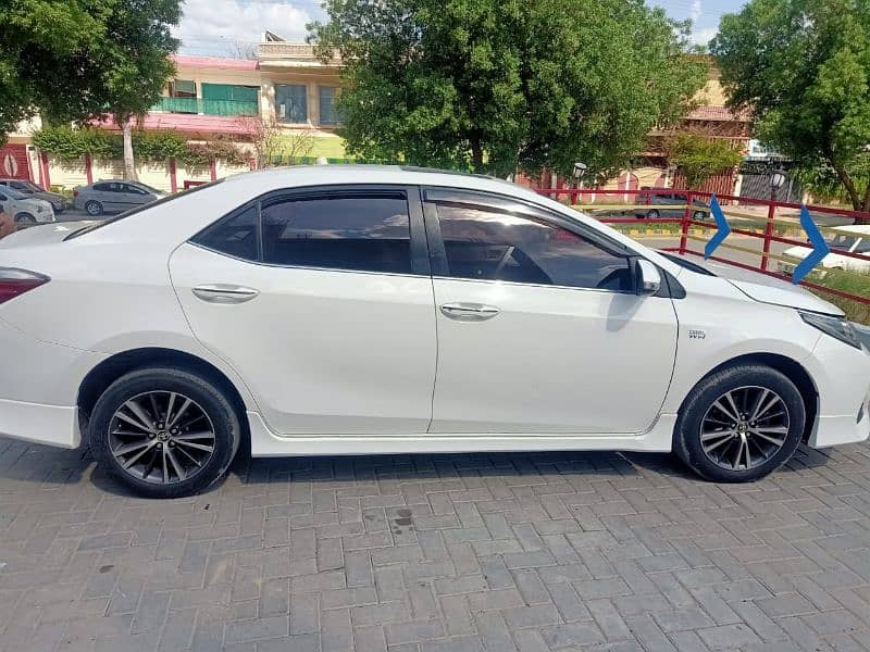 Toyota Corolla Altis Grande CVT-i 1.8 2018 Model 3