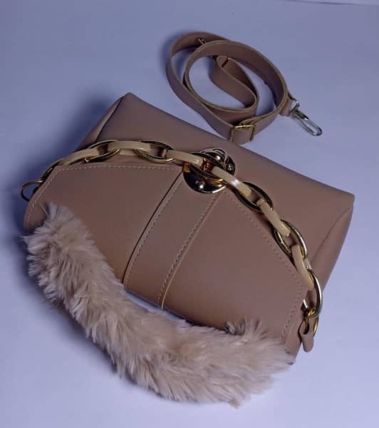 women’s chunkey chain purse with fur 1