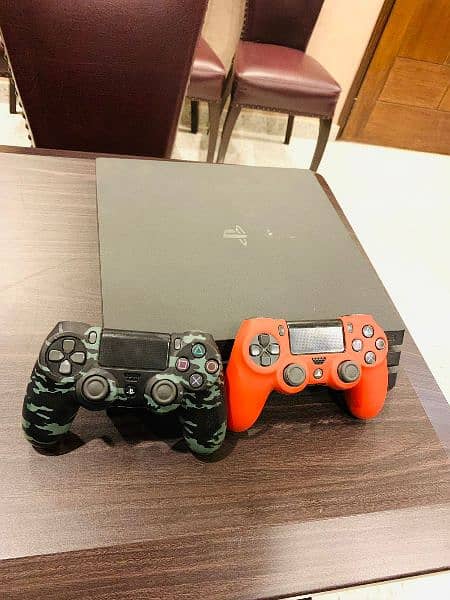 PS4 pro Sony with two controllers 2