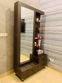 Dressing table with drawers