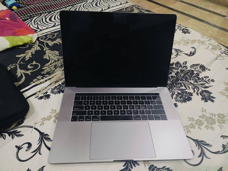 MacBook pro 2019 i7 16/512  16" with touch pannel 3