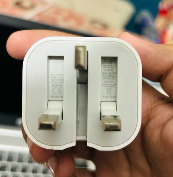 Apple original 20watt adaptor usb type C three plugs 3