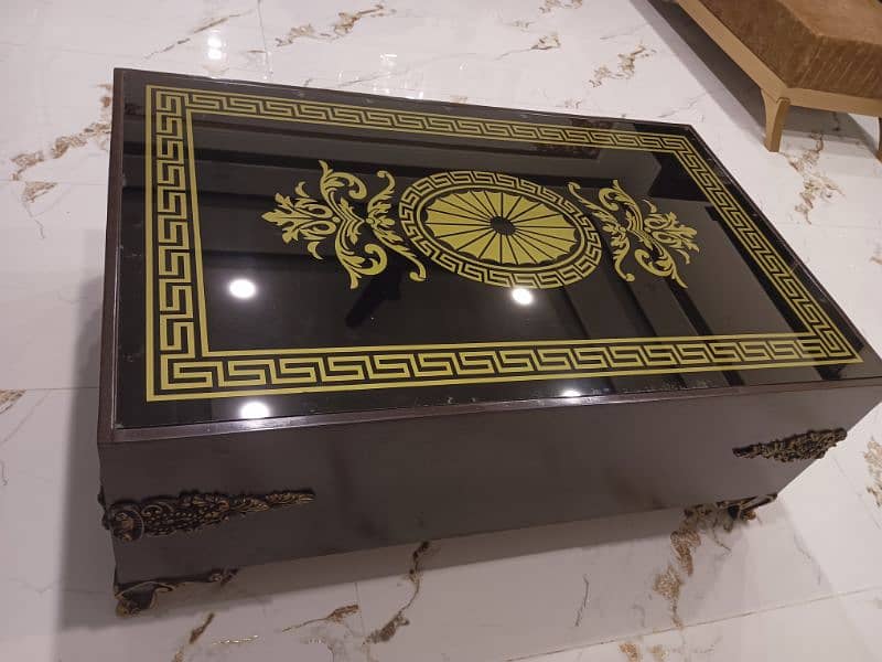 Versace grafic design Table 0