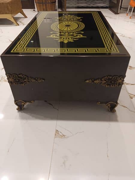 Versace grafic design Table 1