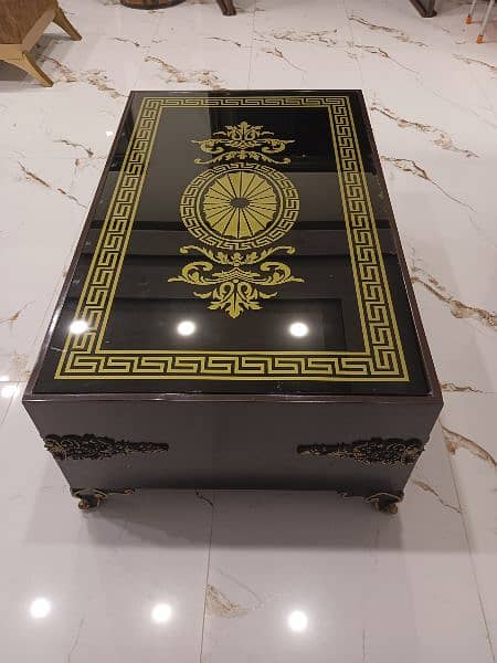 Versace grafic design Table 2