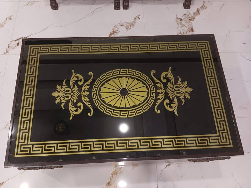 Versace grafic design Table 3