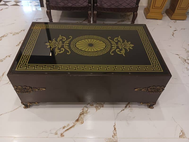 Versace grafic design Table 4