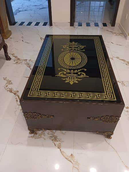 Versace grafic design Table 5