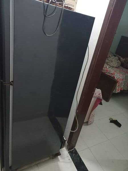 Medium size fridge, reflection model not in working condition 6