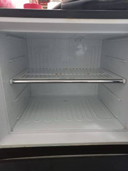 Medium size fridge, reflection model not in working condition 7