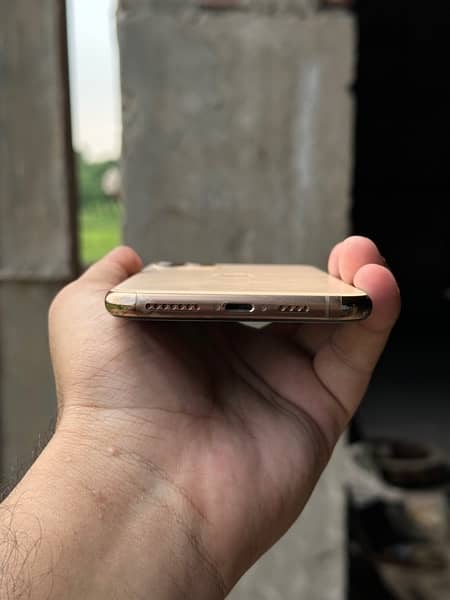 iPhone 11 Pro Max 4