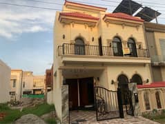 5 MARLA BEAUTIFUL HOUSE NEAR TO PARK IS AVAILABLE FOR SALE 0