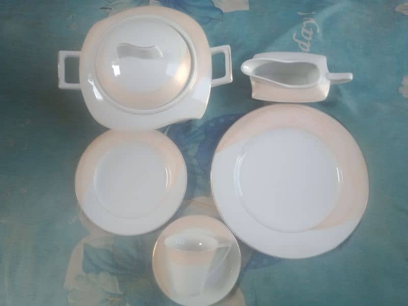 beautiful dinner set 0