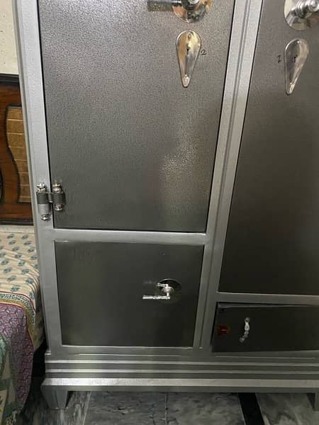 steel /safe almari new 10/10 condition just use 5 day 3