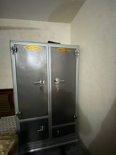 steel /safe almari new 10/10 condition just use 5 day 5