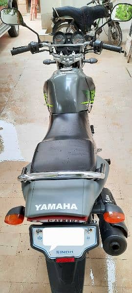 YAMAHA YBR 125G 10