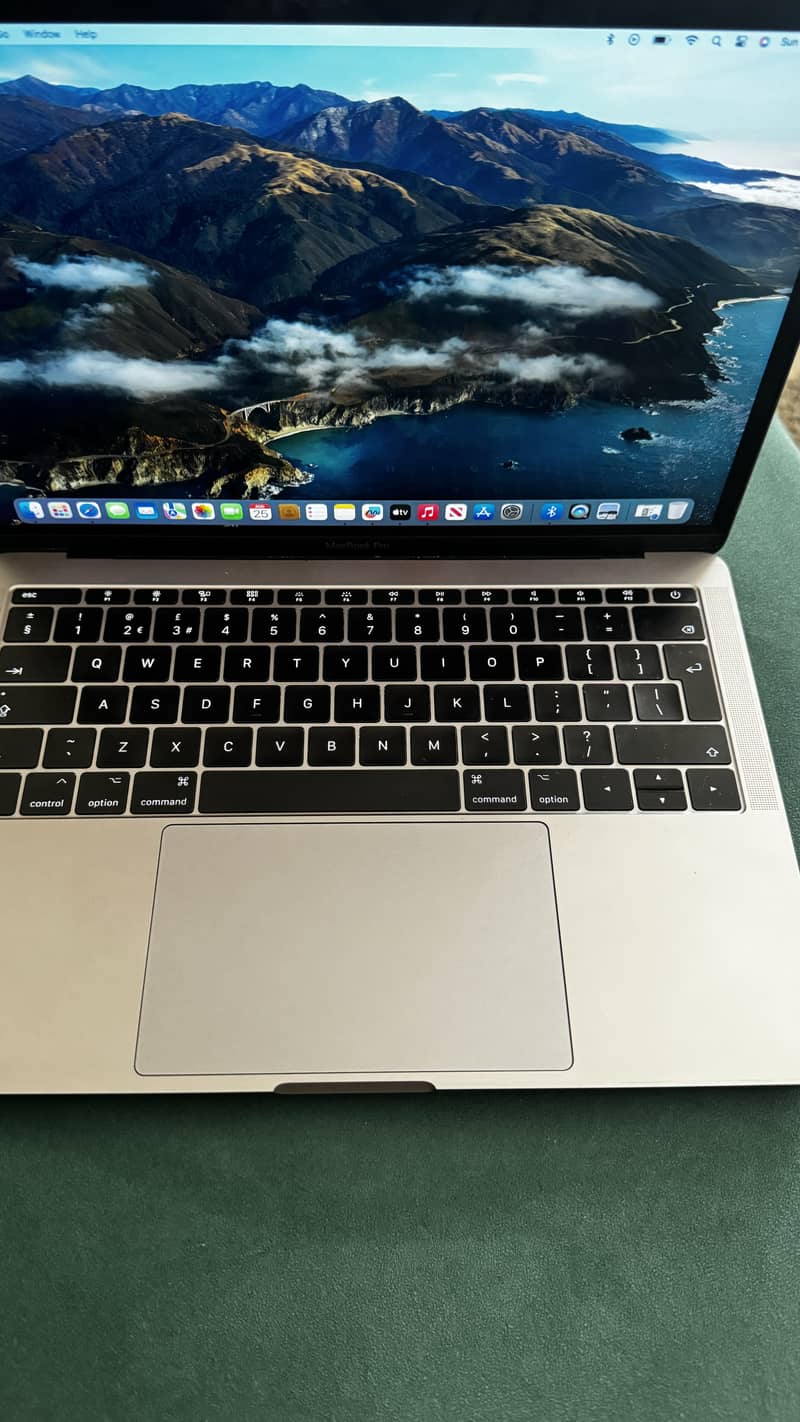 Macbook Pro 13-inch, 2017, Two Thunderbolt 3 ports 2