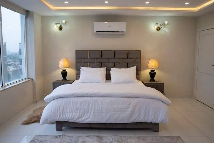 1 Bedroom Luxury Apartment is Available for Rent in bahria town Lahore 0