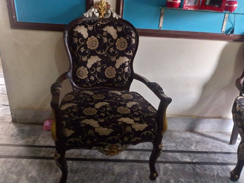 2 chairs han bilkul saaf han 2