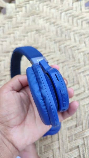 JBL live original headphones 4