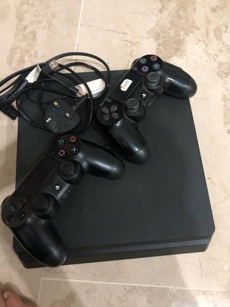 PS 4 ( In Very Good Condition ) With CD Free 2