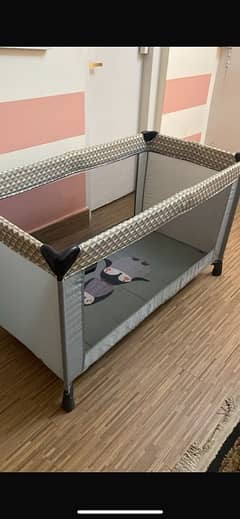 Mom squad baby cot / play pen