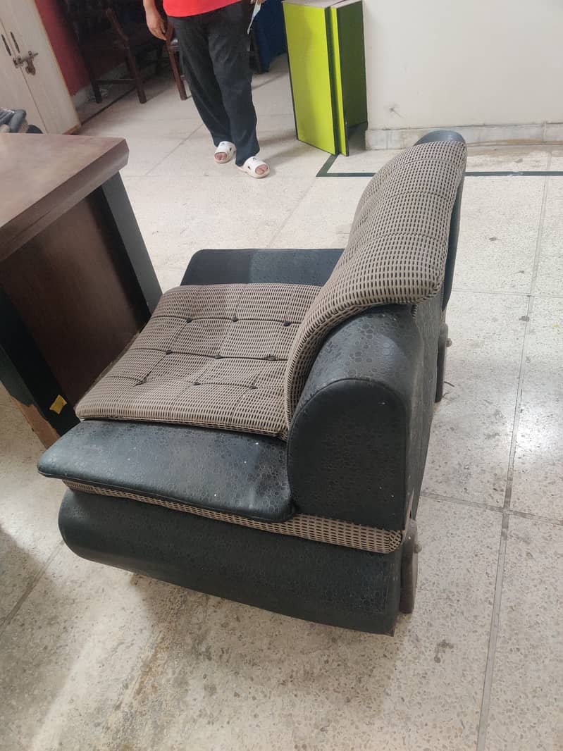 7 seater used sofa set. 3