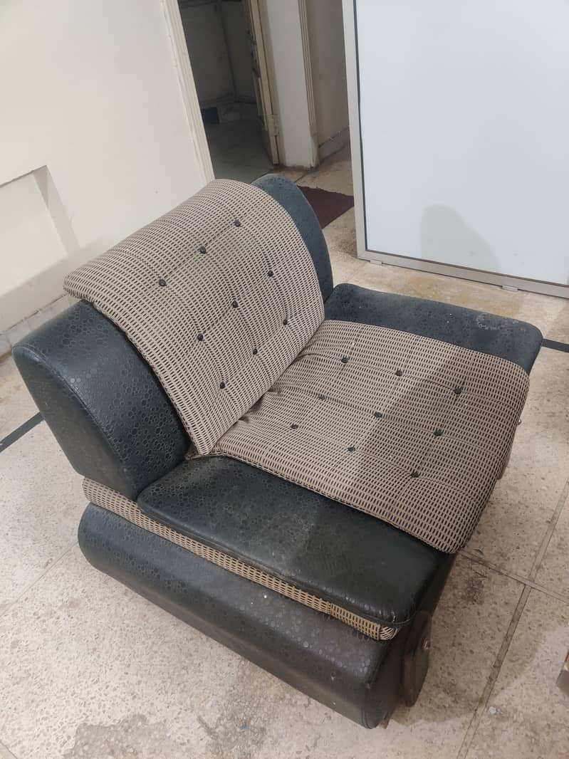 7 seater used sofa set. 5