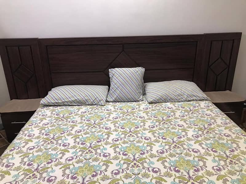 Wooden Double-Bed Set With Side Tables 0