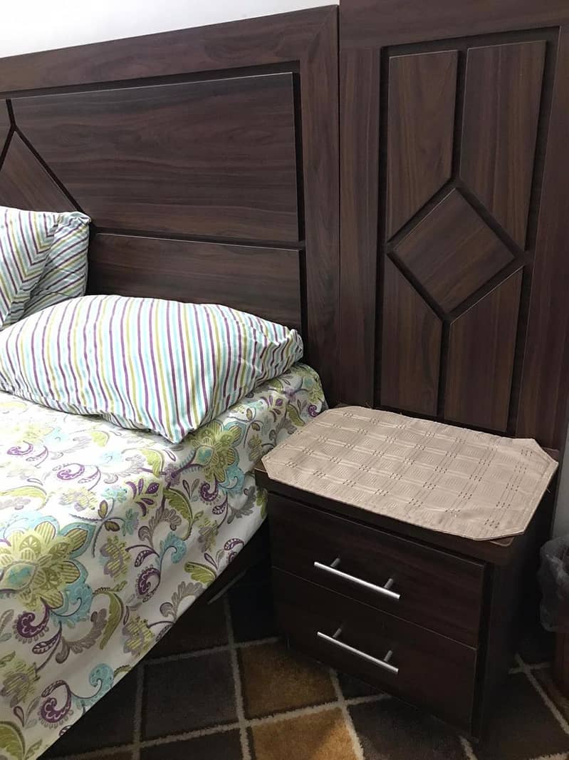 Wooden Double-Bed Set With Side Tables 3