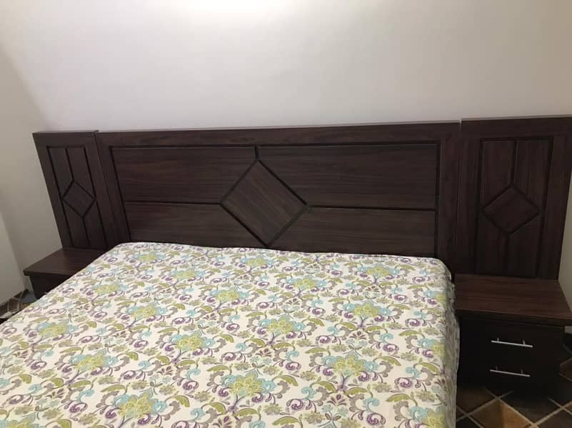 Wooden Double-Bed Set With Side Tables 7