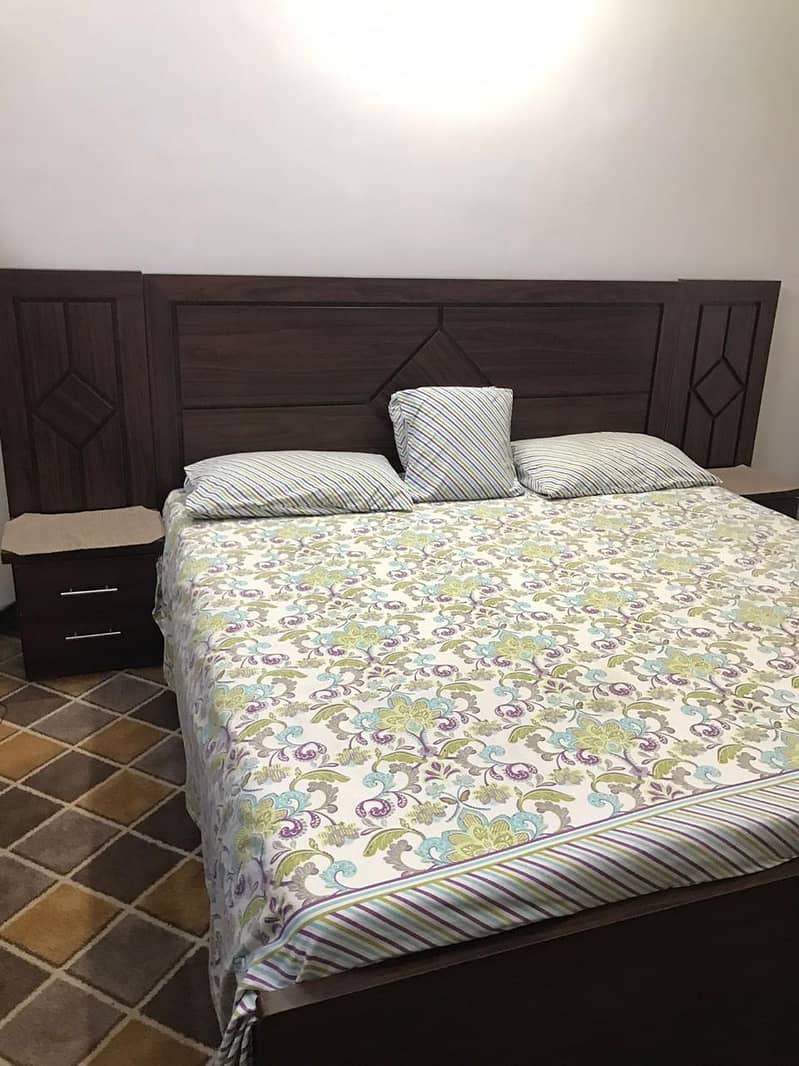 Wooden Double-Bed Set With Side Tables 8