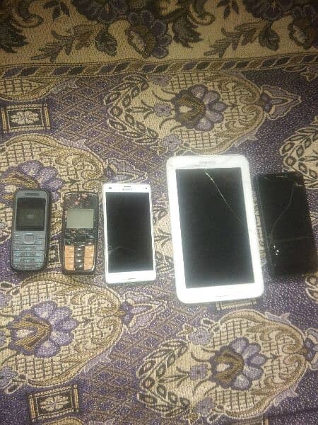 I m selling scrap rate mobile mobile kch on hai kch panel ka masla. hai 0