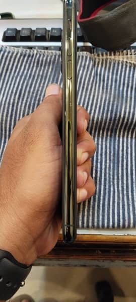 APPLE IPHONE (11 PRO MAX) 256gb NON PTA WATER SEALD. 8