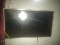 ecostar 32inch display araha ha lakin white line arahi hn lcd on ha