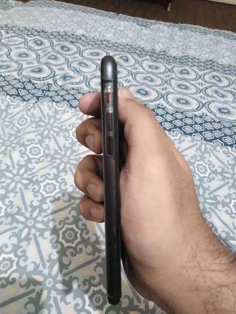 Iphone 11 Black Colour 64Gb 3